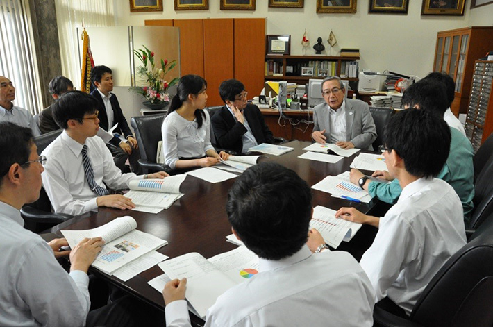 Exchanging opinions with Then-President Mishima and then-Executive Vice President Maruyama