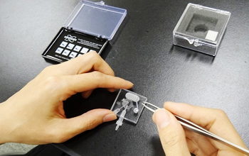 Setting a probe (sharp tip) used in an atomic force microscope