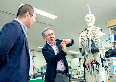 A skeletal robot that moves flexibly using artificial muscles. Professor Suzumori explains: "In a normal robot, for example, we would put a shaft in the knee joint, which fixes its center of rotation in place. But in a human, the axis shifts, and we can use these artificial muscles to recreate this shift, giving us 'E-kagen' movement. Also, the artificial muscles are bunched together. So if we have an air leak, we don't replace that muscle. We tie it off and leave it. This is just like how human muscles atrophy [laughs]."