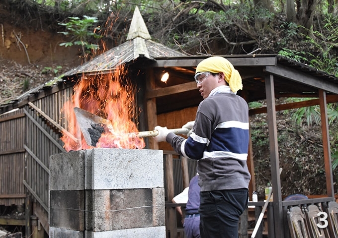 When the temperature inside the furnace reached the desired level, they poured iron sand into the furnace. Through charcoal combustion, the iron sand was partially reduced to metallic iron, and the remainder became oxide melt called noro, which looks like lava.