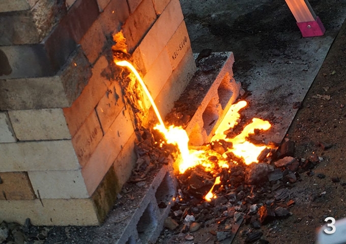 As the function of noro is to protect the steel from oxidation during forging, students needed to carefully control the amount and temperature of the noro. Based on the rate of charcoal consumption, the color of light observed in the furnace, and viscosity of noro released through a noro discharge port in the side of the furnace, the students were instructed to make careful adjustments to the amount of air blown into the furnace and the amount of charcoal added.