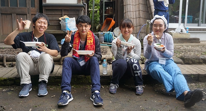 Workshop participants enjoying lunch together