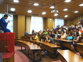 Audience enjoying Shinoharu Tatekawa's rakugo performance