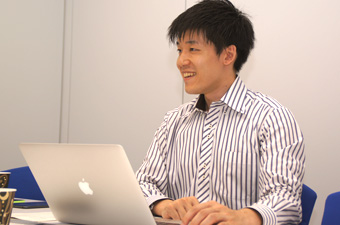 Goto, who speak in front of a Mac