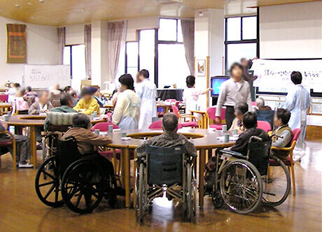 A geriatric facility in a temple in Mashiko-town, Tochigi (Photo by Tatsuya Yumiyama)