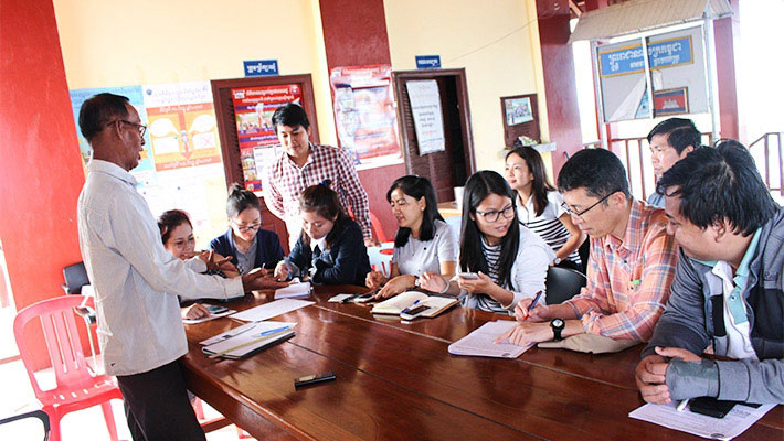 Meeting with the mayors of floating villages. While obtaining cooperation for surveys in local villages, Yoshimura also provided training for young Cambodian researchers, university students, and local residents.