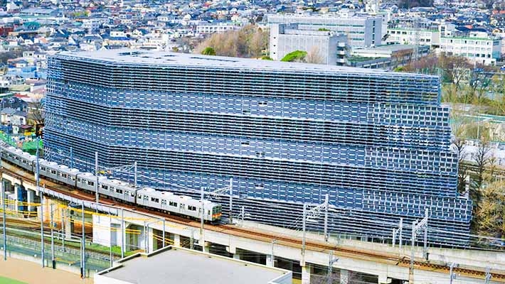 The Environmental Energy Innovation Building, which Professor Manabu Ihara played a significant role in designing, is covered with 4,570 solar panels. Its smart energy system 