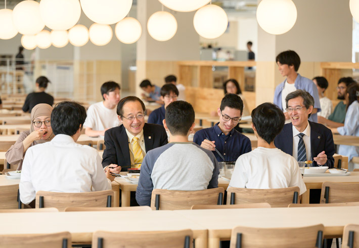 Enjoying lunch with students at Tsubame Terrace, Tokyo Tech's newest cafeteria
