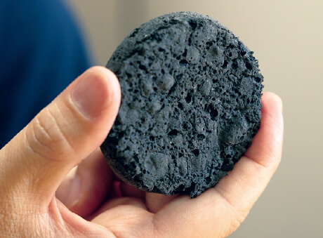 Porous geopolymeric material containing coal fly ash