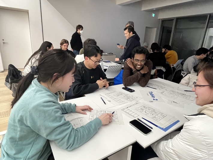 Four-frame comic is created by each group
