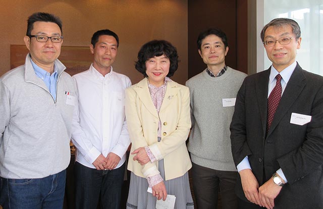 左から、イノベーションマネジメント研究科で指導した加藤さん、経営工学専攻時代の研究室の迫さん、宮崎教授、経営工学専攻時代の研究室の當間さん、宮澤さん