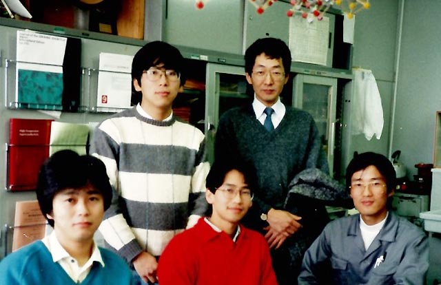 研究室発足直後(1988年) のメンバー（後列右が伊藤教授）