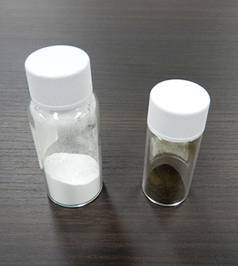 C12A7の粉末（左）、C12A7エレクトライドの粉末（右）