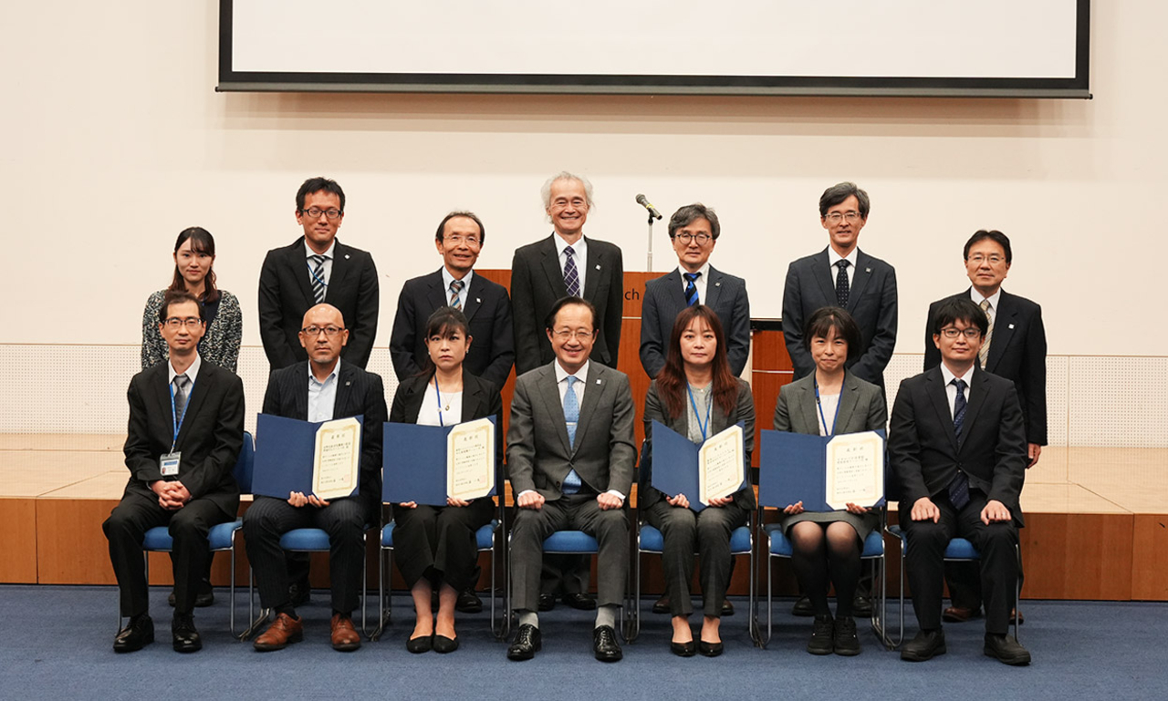 特別表彰された職員（チーム）と益学長