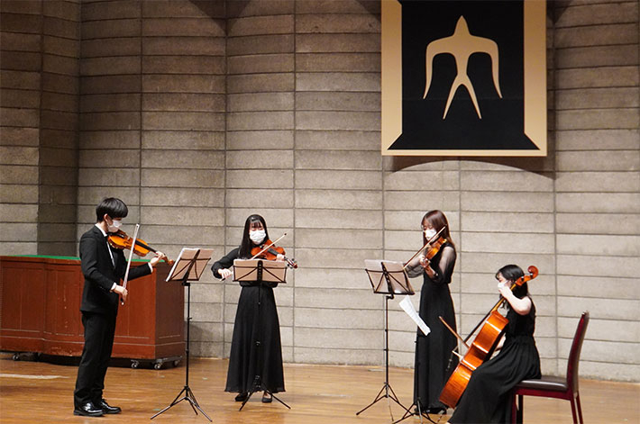 演奏する東京工業大学管弦楽団（弦楽）