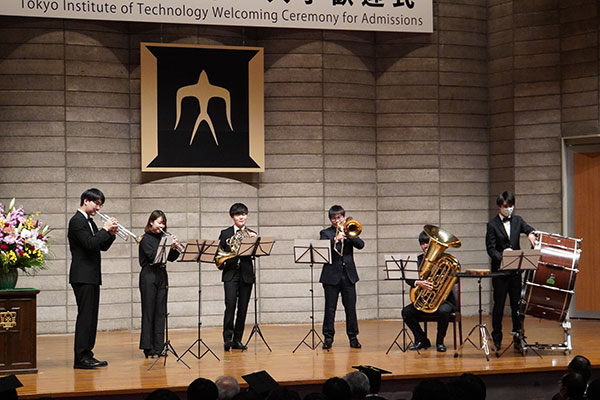 演奏する東京工業大学管弦楽団（金管）