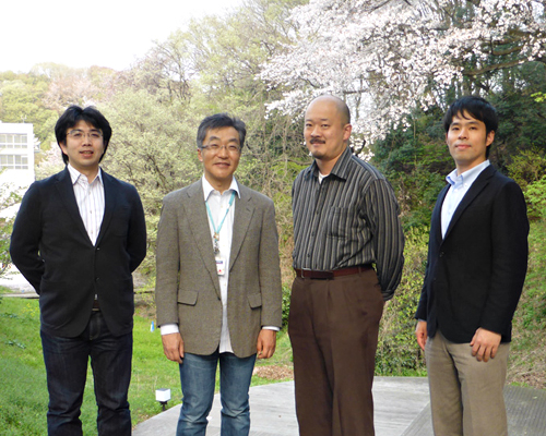 左から、瀧ノ上正浩講師、山村雅幸教授、木賀大介准教授、小宮健助教