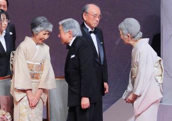 受賞者を祝福される天皇陛下 提供（財）国際科学技術財団