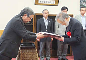 三島学長から称号記を授与