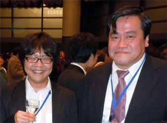 中濱正統さん（左）と指導教員の小山二三夫教授（右)
