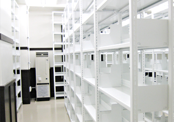 資史料館内の公文書室 左奥が湿度調節装置