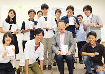 池上彰教授と参加した学生たち