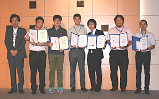 授賞式の様子。Conference ChairのProf. M. Itoh (左端) とPoster Award受賞者