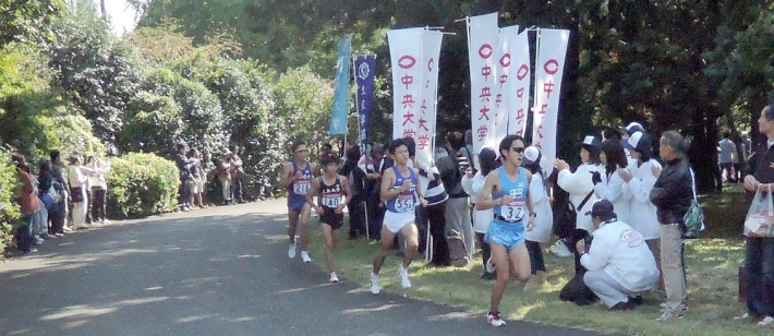 残り1km地点（中央青ユニフォームが松井さん）