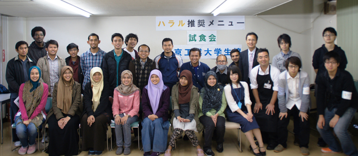 試食会に参加した留学生と生協スタッフ（大岡山学生食堂）