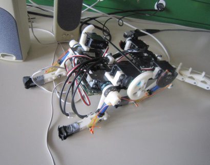 学内の研究室にて撮影したロボット 