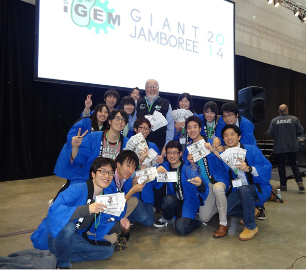 東京工業大学チーム(iGEMの創始者Tom Kinght博士と共に)