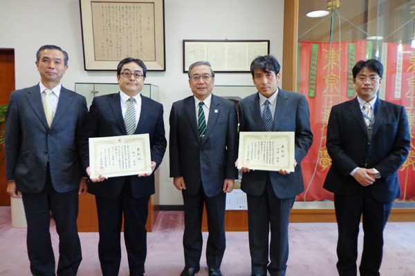 左から、辰巳理事・副学長（研究担当）、秋山教授、三島学長、内藤教授、吉野研究推進部長