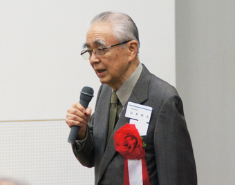 栄誉教授の称号を授与された山本明夫名誉教授