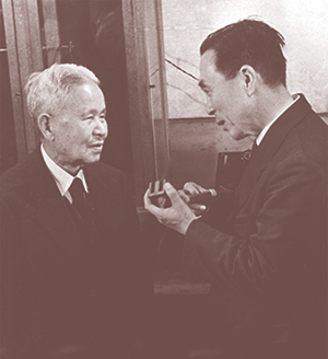 フェライトを発明した加藤与五郎博士（左）と武井武博士（右）