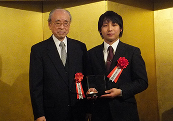 授賞式での高村陽太助教（右）と高柳健次郎財団理事長の末松安晴栄誉教授（左）
