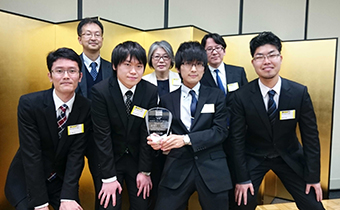 前列は大日本印刷株式会社賞　優秀賞を受賞した4名（左から乾さん、有田さん、倉元さん、吉澤さん）後列は大日本印刷株式会社の方々