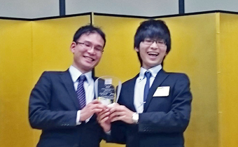 株式会社スリーボンド賞　優秀賞を受賞した2名（左から上田さん(長崎大)、倉元さん）