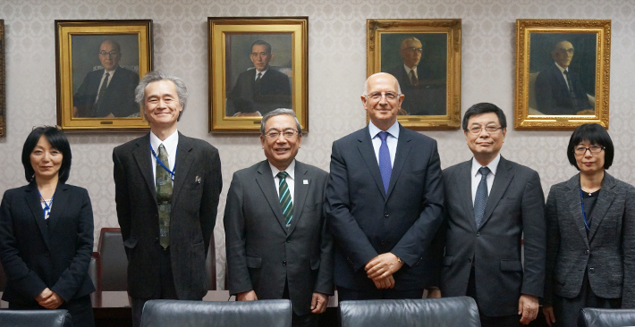 三島学長（中央左）とアジャル学長（中央右）