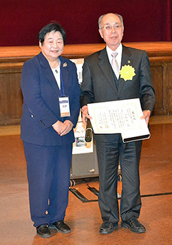 3月11日の授賞式にて（賞の創設者である小舘香椎子教授（左）と伊賀健一前学長（右））