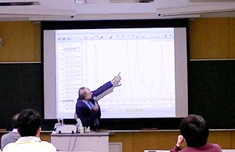 4月8日 講義において 赤外分光のスペクトルを実験しながら説明するカザリアン教授