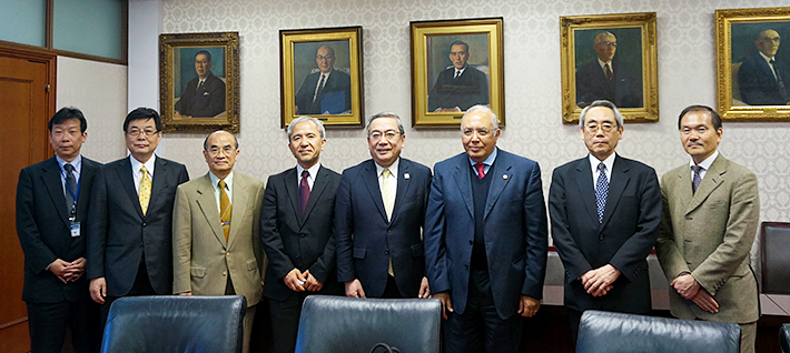 三島学長（右から4人目）とエルゴハリ学長（右から3人目）、鈴木正昭第一副学長（右から2人目）