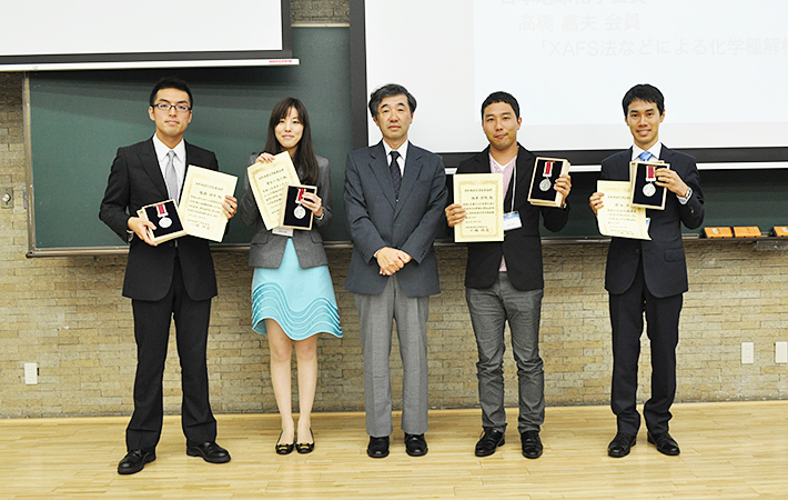 日本地球化学会会長と受賞者の集合写真（服部助教は左端）