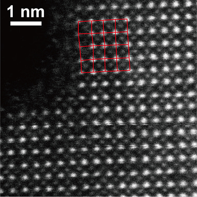PbCrO3の電子顕微鏡像。白丸で示された、電荷グラスを形成する鉛の位置に乱れがあることが分かる。
