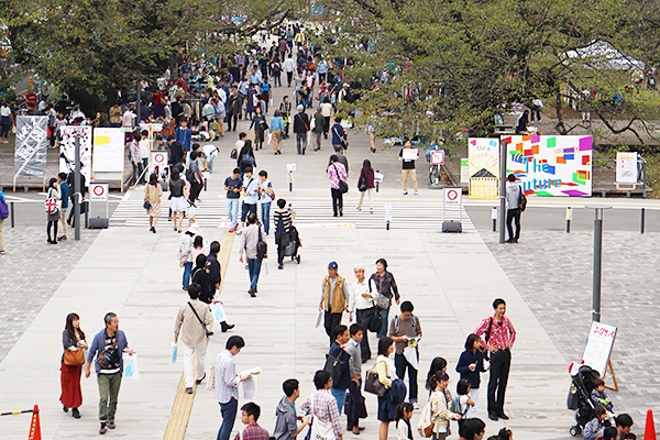 図書館前からウッドデッキにかけての様子