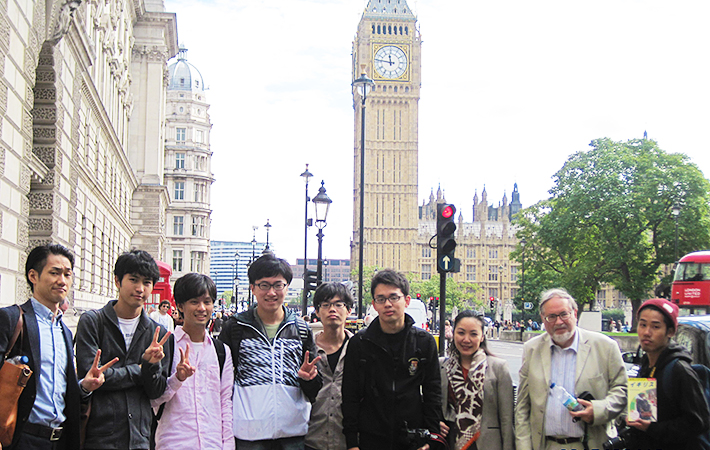 インペリアル・カレッジ・ロンドンのスミス教授（右から2人目）による特別市内ツアー