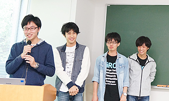 グループでの発表（左から貴志さん、鈴木さん、関根さん、清水さん）