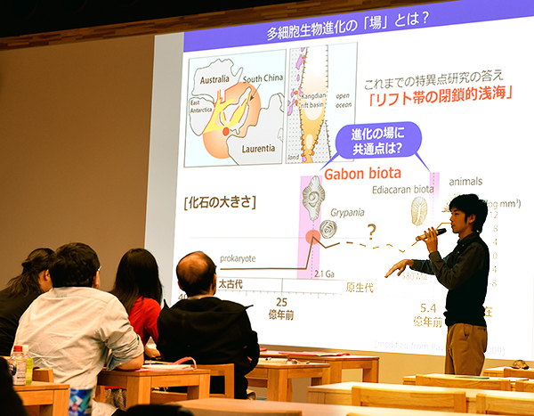 6億年前の「カンブリア大爆発」と21億年前の「ガボン化石の誕生」時の共通点の仮説を説明する佐藤研究員