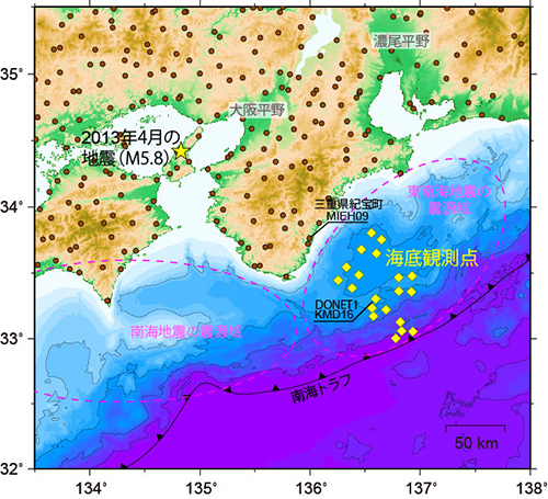 解析した地震と観測点の位置。黄色星印は、2013年4月に淡路島で発生した中規模地震の位置を示す。黄色ダイヤモンド印及び茶色丸印は、海底観測点（DONET1）と陸上観測点（K-NET, KiK-net）の位置をそれぞれ示す。