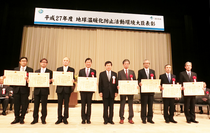 表彰式にて共同受彰者集合写真（坂井教授は右から4人目）