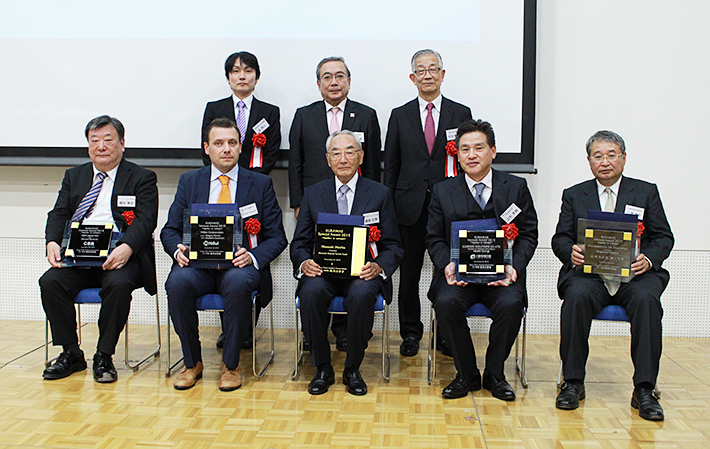 前列左より受賞者、國枝博昭氏、ミケレ・グアラニエリ氏、盛田正明氏、上杉秀樹氏、三澤茂計氏　後列左より谷明人経産省技術総括審議官、三島良直東京工業大学学長、石田義雄蔵前工業会理事長